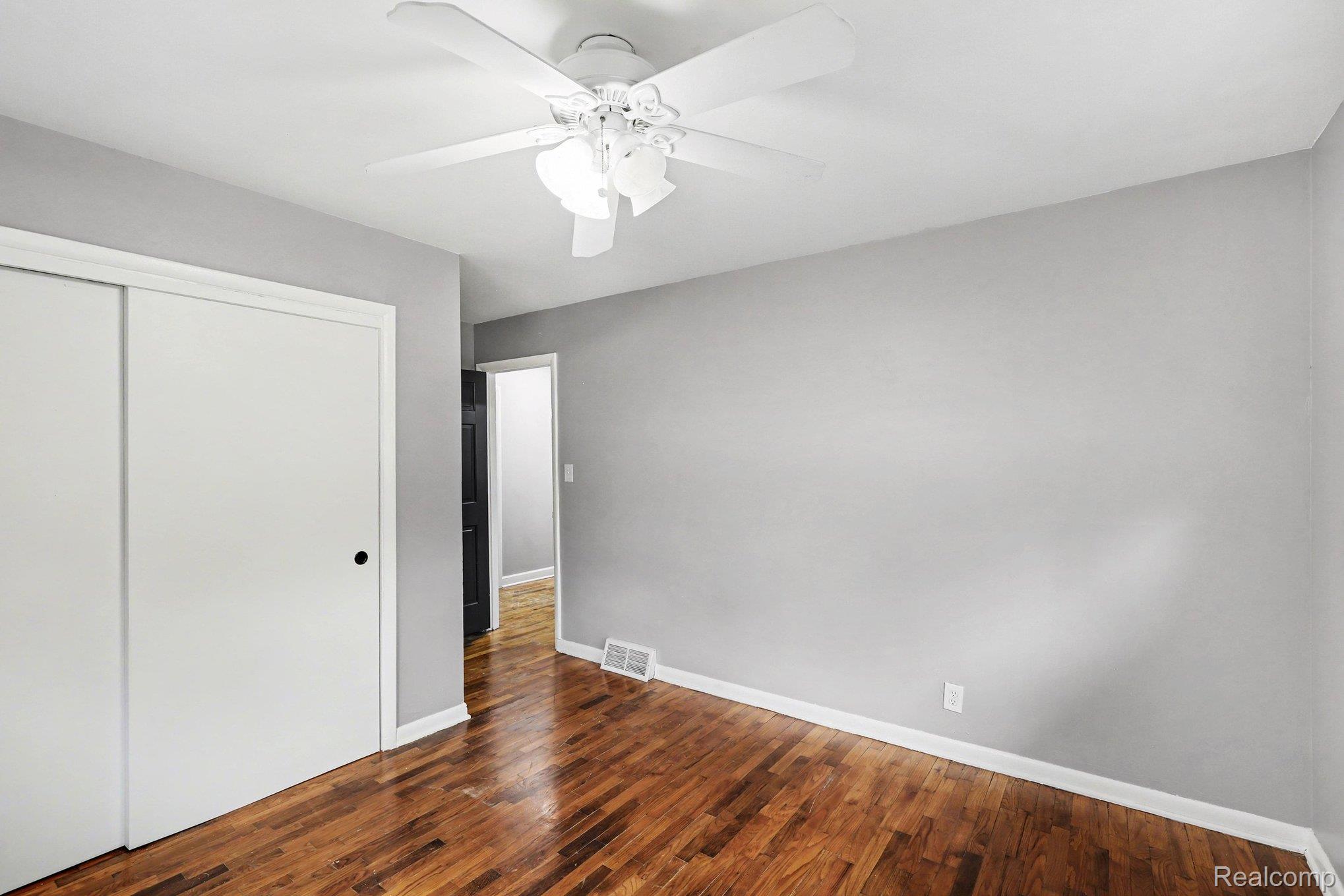 1260 Gilbert Street Flint, MI 48532 - Photo 19 of 32 016_file_6071.jpg