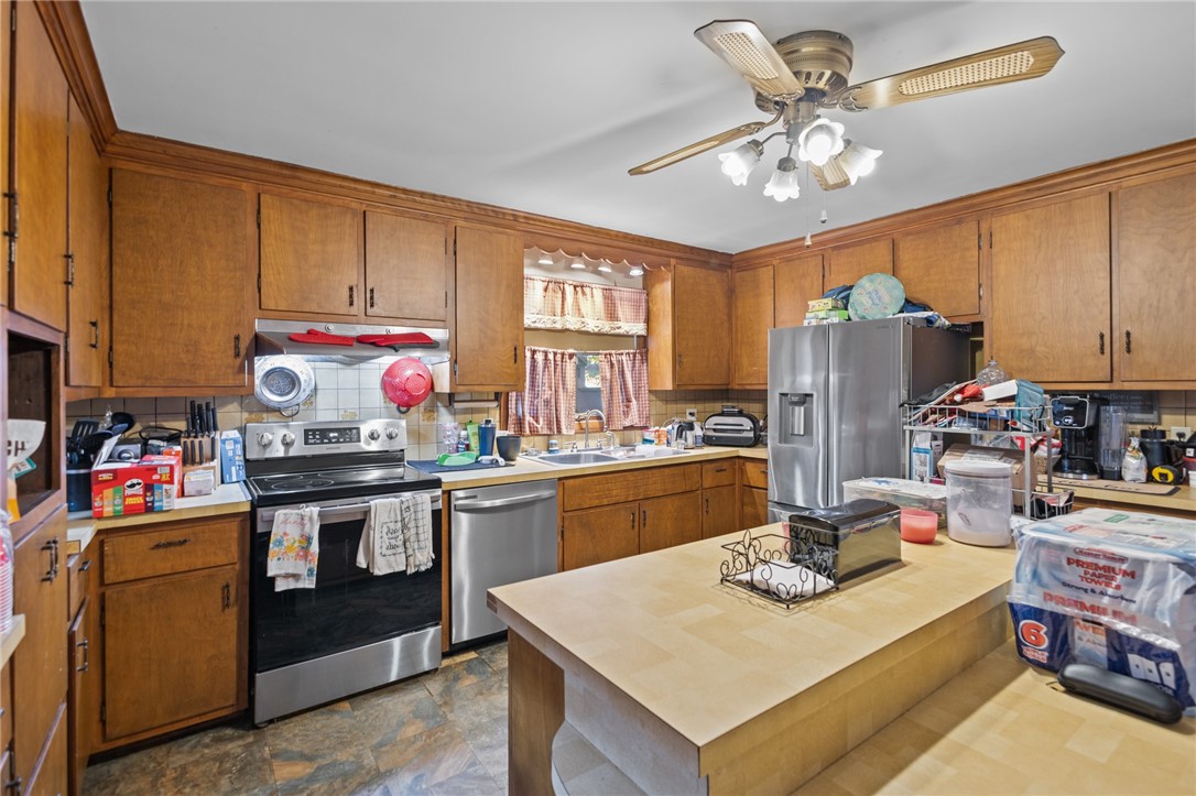 121 Heather Street Cranston, RI 02920 - Photo 4 of 31