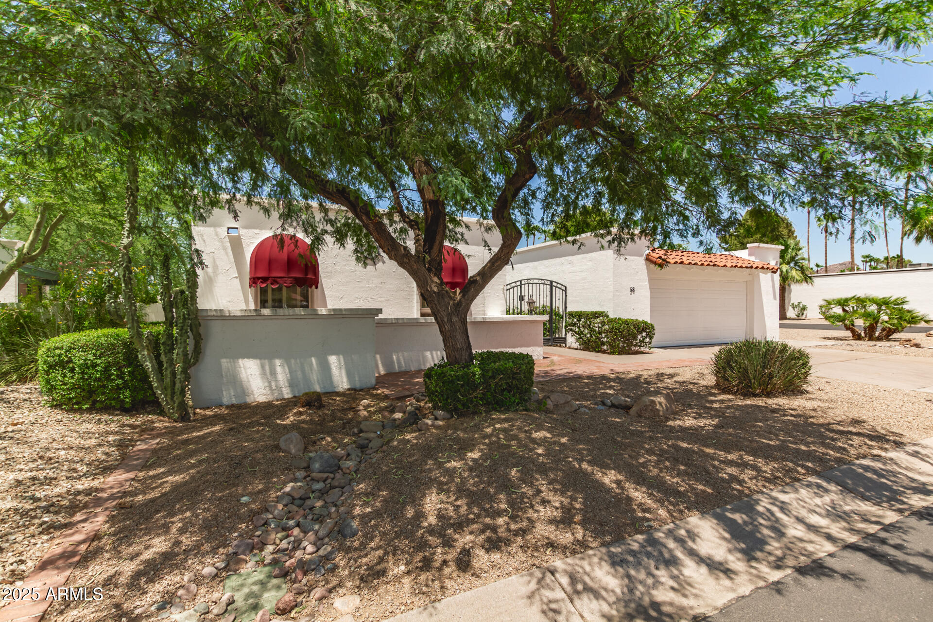 38 East Calavar Road Phoenix, AZ 85022 - Photo 3 of 45 a view of a outdoor space