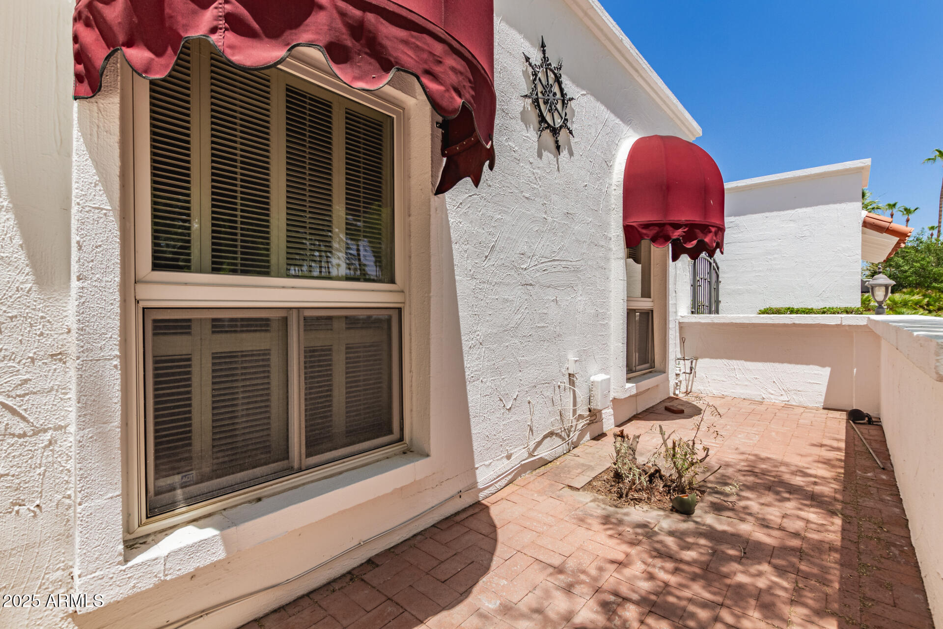 38 East Calavar Road Phoenix, AZ 85022 - Photo 5 of 45 a front view of a house with a yard