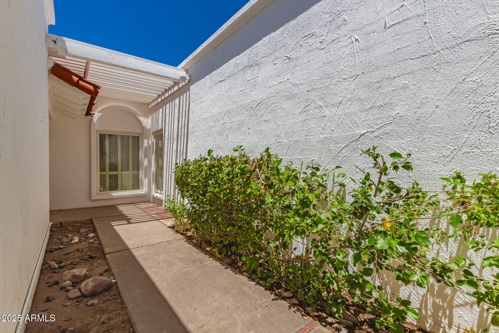 38 East Calavar Road Phoenix, AZ 85022 - Photo 6 of 45 front view of a house with a yard