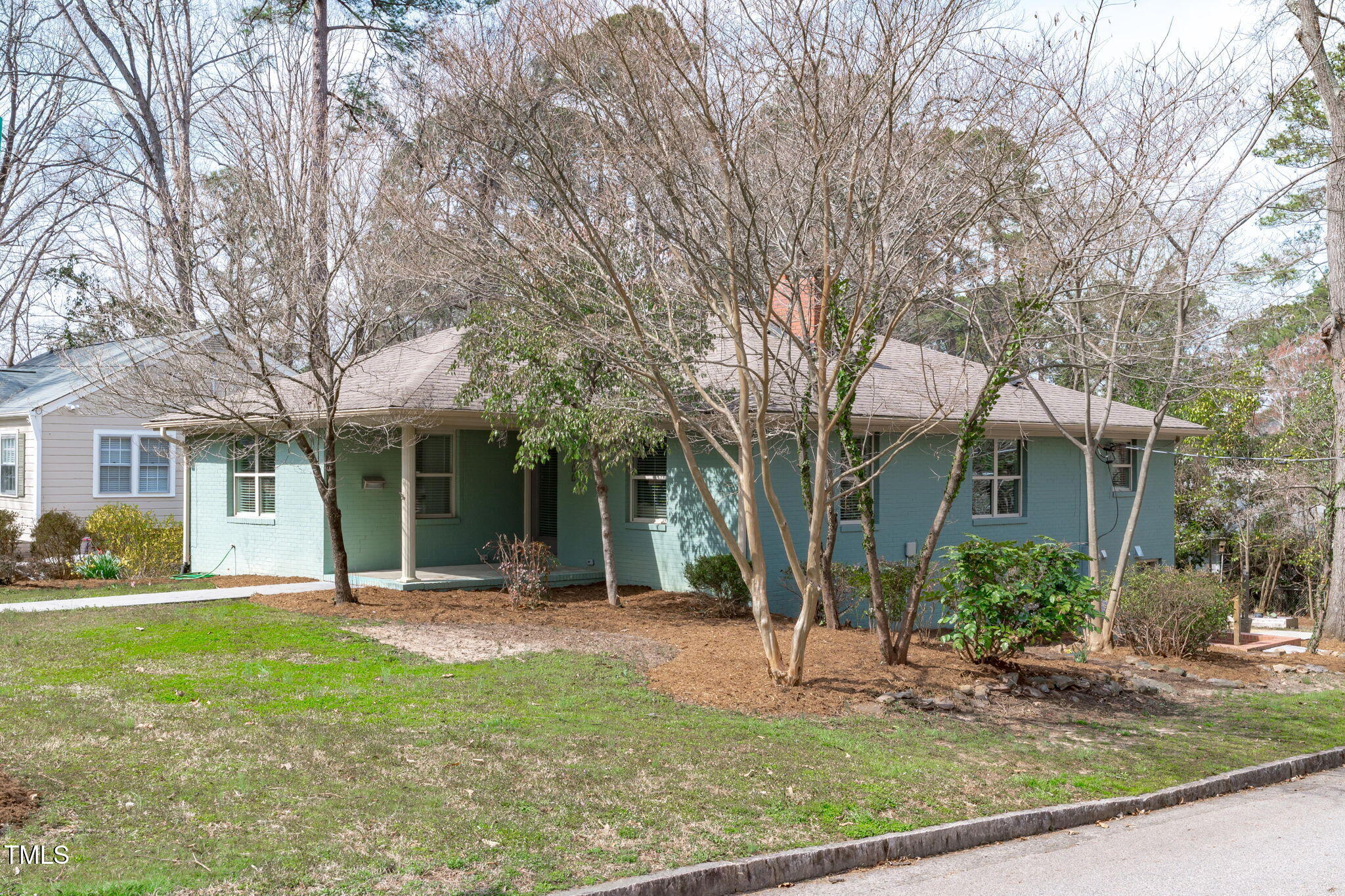 a view of a yard in front of house