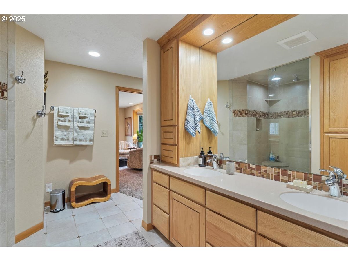 9076 Daleview Road Southeast Salem, OR 97317 - Photo 24 of 45 a bathroom with a sink double vanity and a mirror