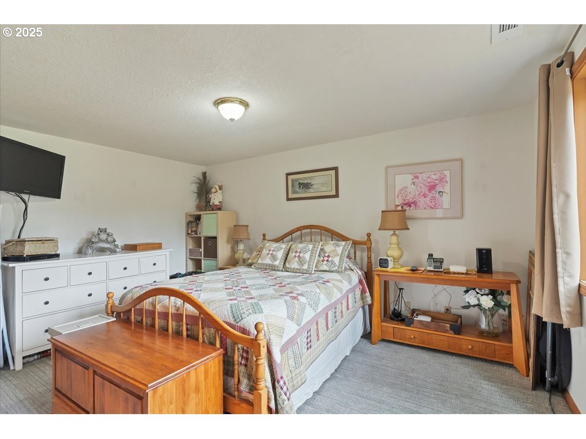 9076 Daleview Road Southeast Salem, OR 97317 - Photo 27 of 45 a bedroom with furniture and a bed