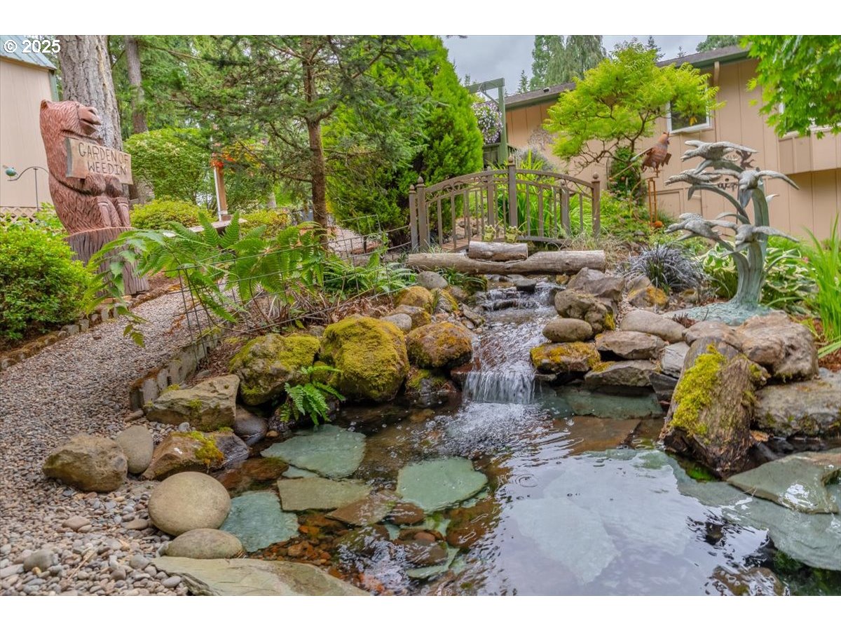 9076 Daleview Road Southeast Salem, OR 97317 - Photo 36 of 45 a view of a backyard of the house