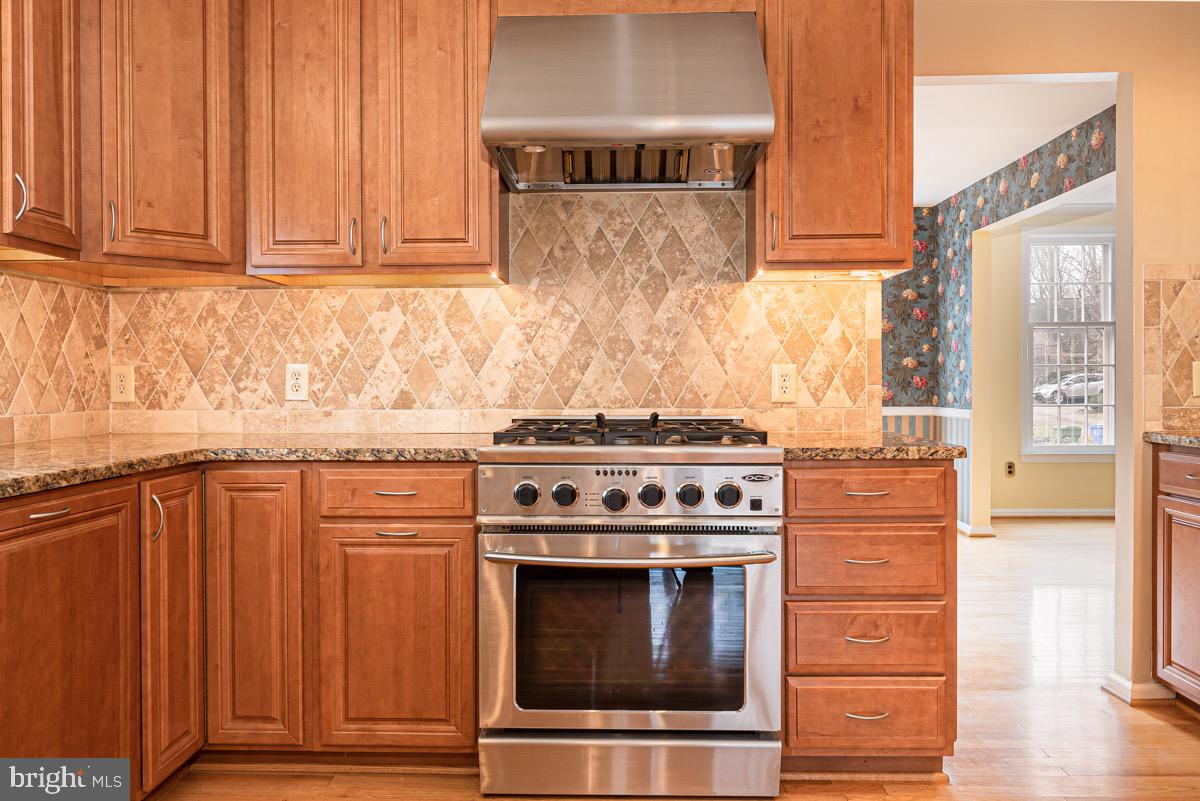 136 Partree Road Cherry Hill, NJ 08003 - Photo 18 of 42 DCS 5 burner range