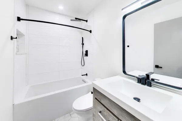 $2,000 | 6882 West Touhy Avenue, Unit 1A, Niles, IL 60714