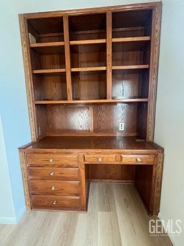 a view of an empty room with shelf