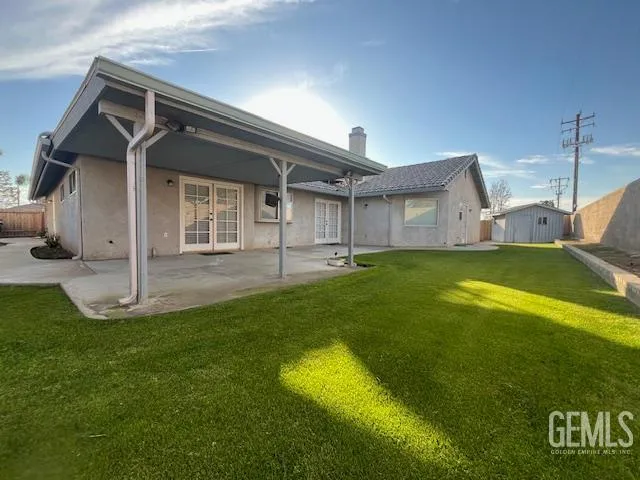 a view of a house with a backyard