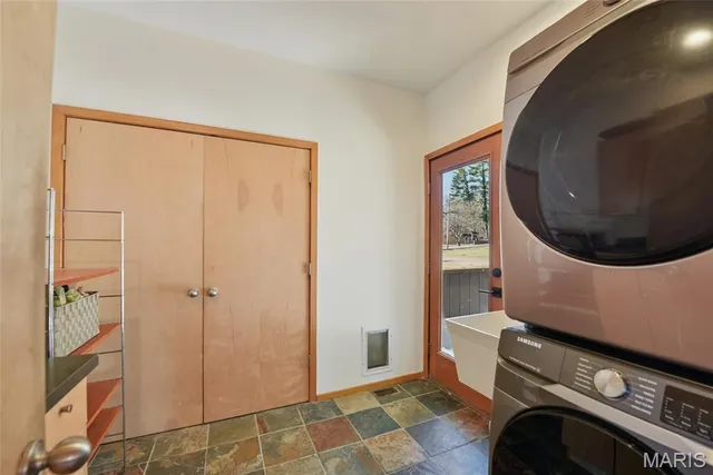 $515,000 | 6252 North Lakeshore Drive, Byrnes Mill, MO 63051