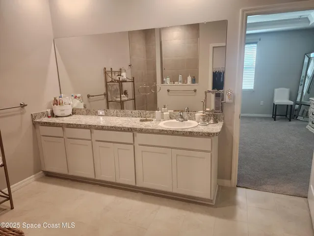 a en suite bathroom with double sink and a mirror