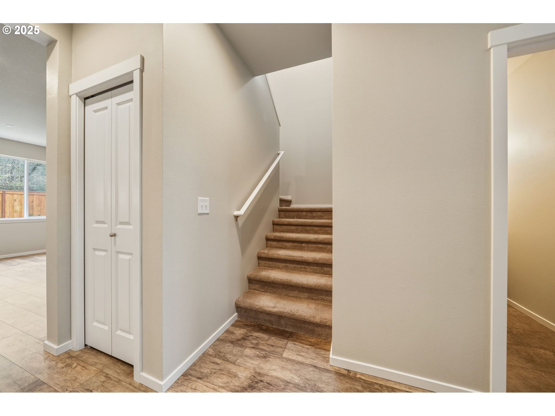 9448 North Alder Street Camas, WA 98607 - Photo 17 of 47 Owner's Suite Bedroom