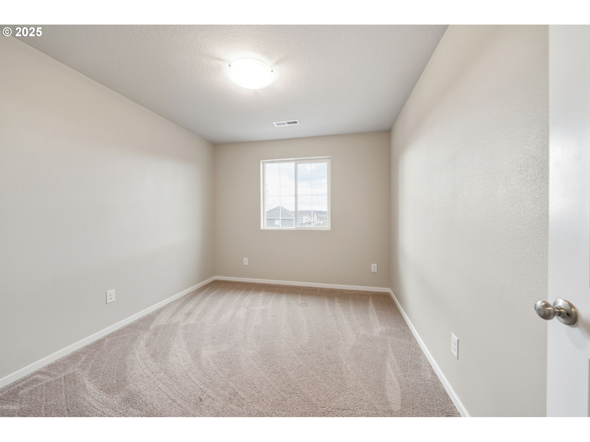 9448 North Alder Street Camas, WA 98607 - Photo 19 of 47 Owner's Suite Bedroom