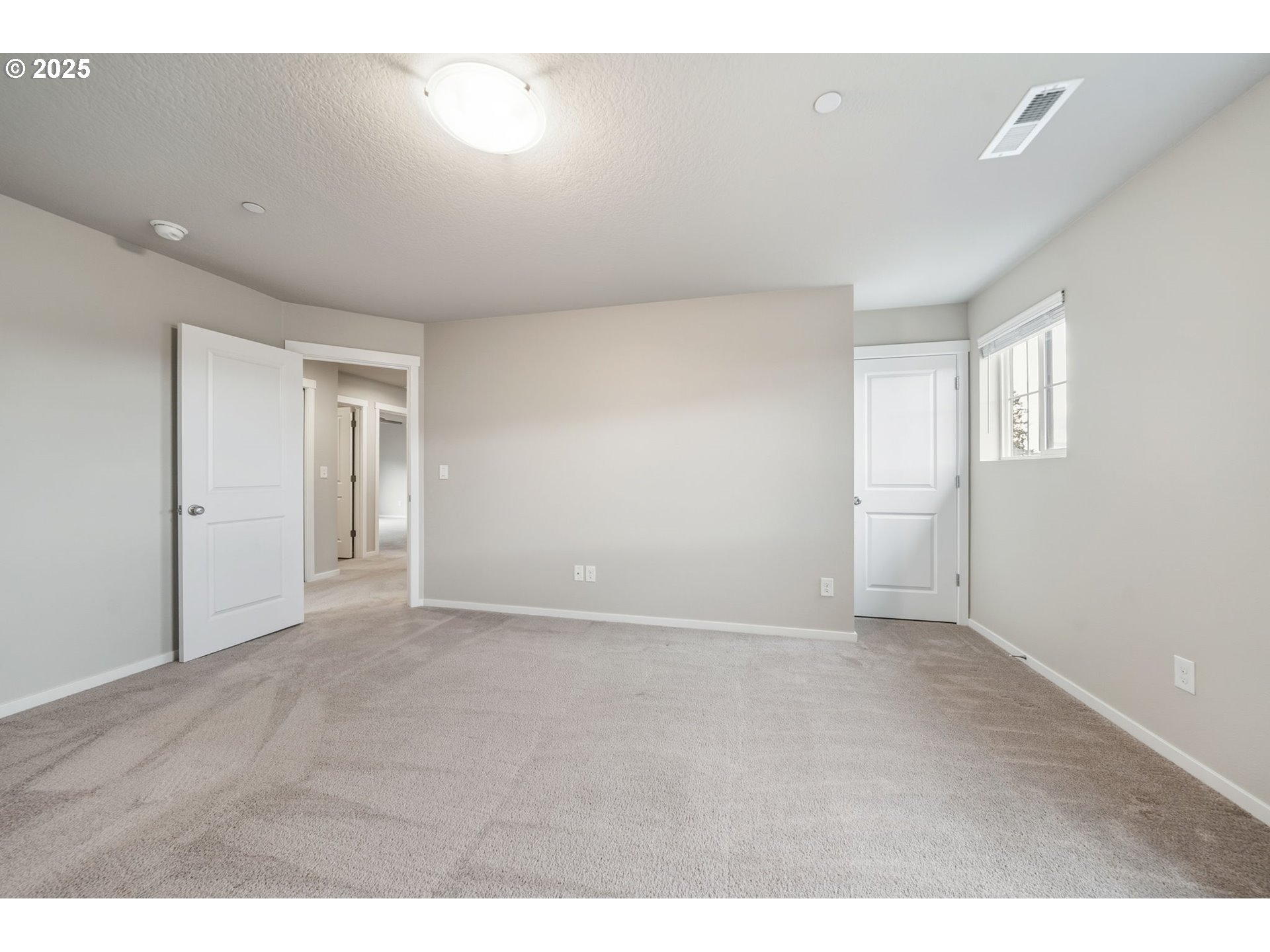 9448 North Alder Street Camas, WA 98607 - Photo 20 of 47 Owner's Suite Bathroom