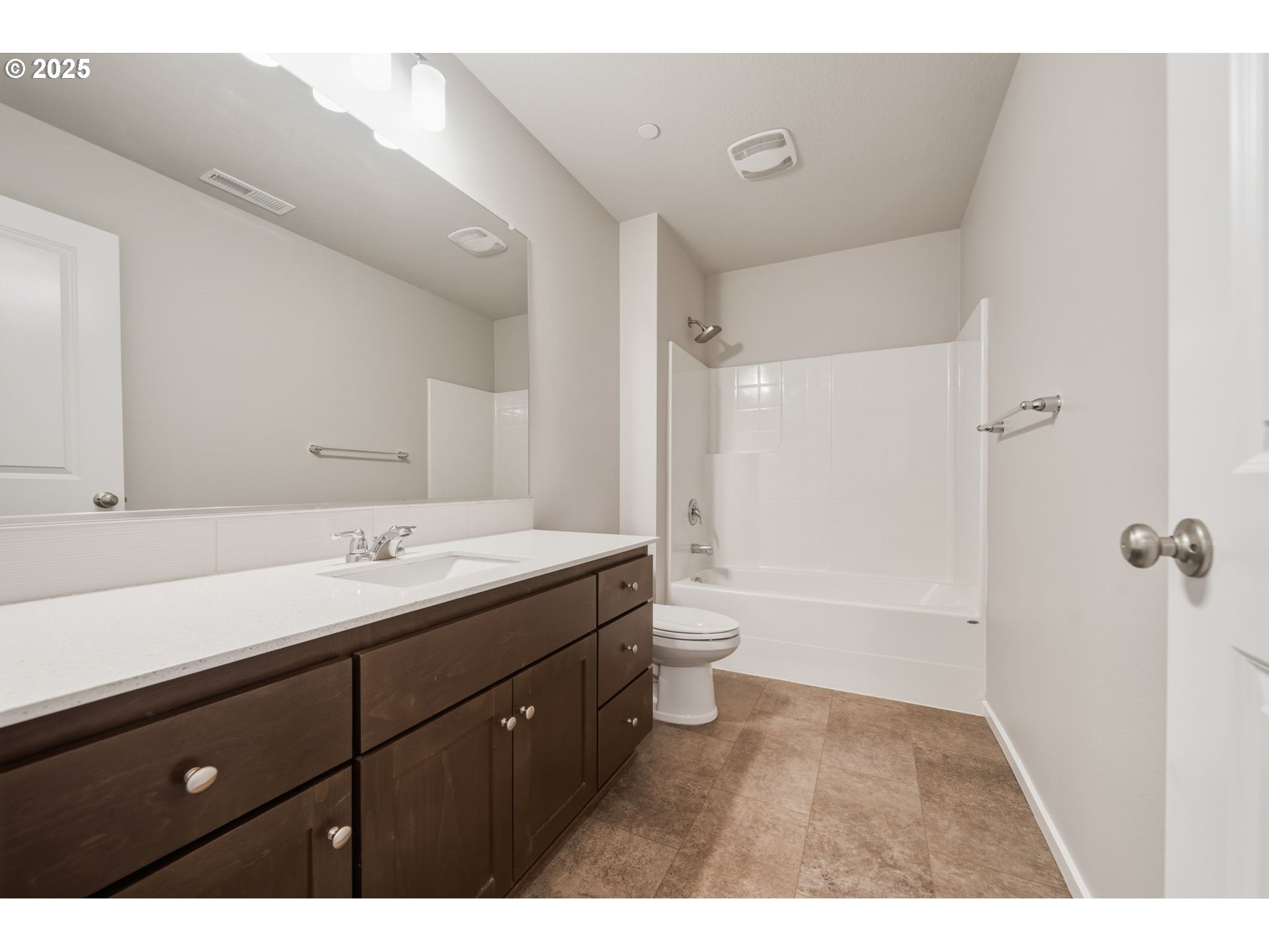 9448 North Alder Street Camas, WA 98607 - Photo 22 of 47 Owner's Suite Bedroom