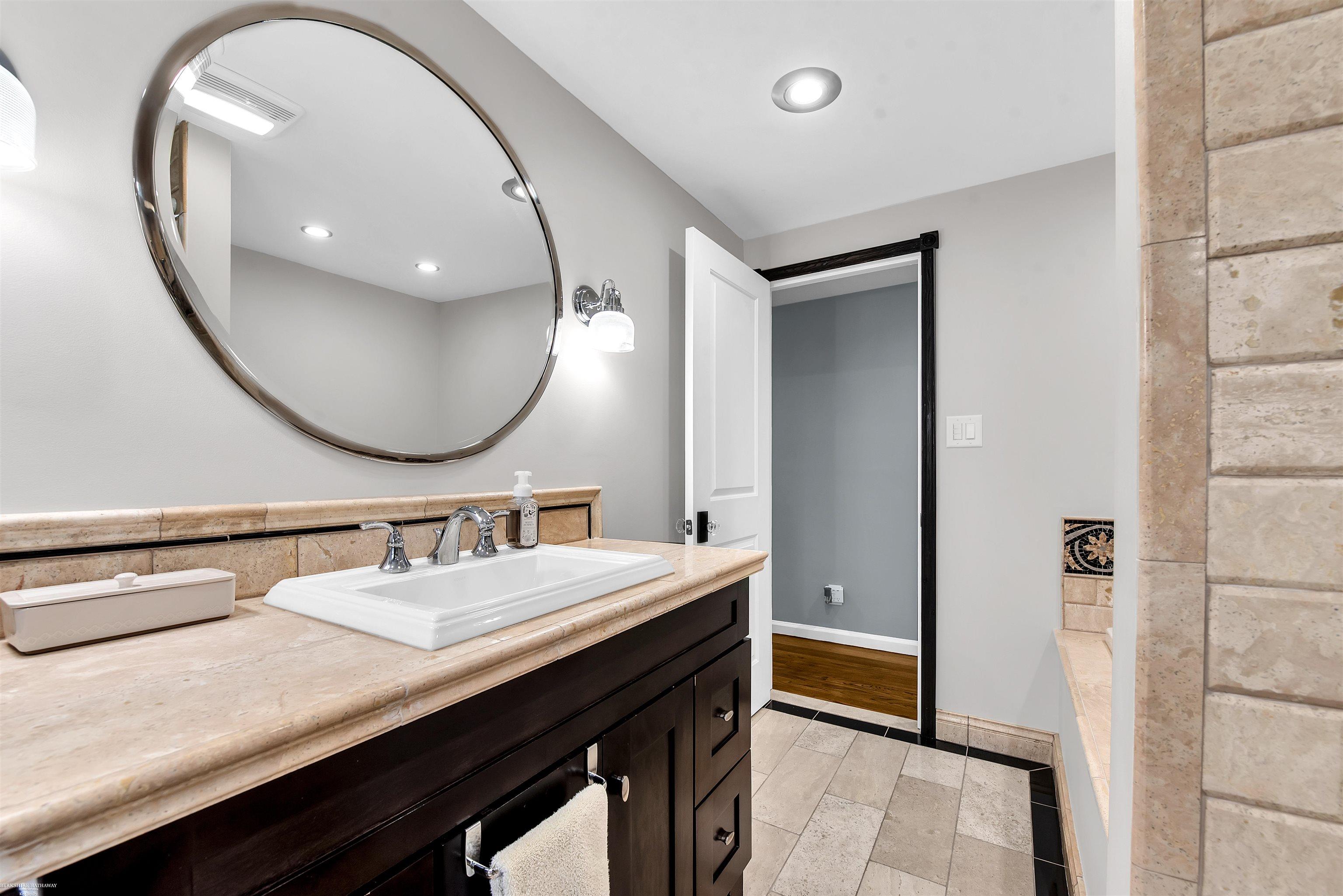 1725 Newcastle Road Grosse Pointe Woods, MI 48236 - Photo 18 of 37