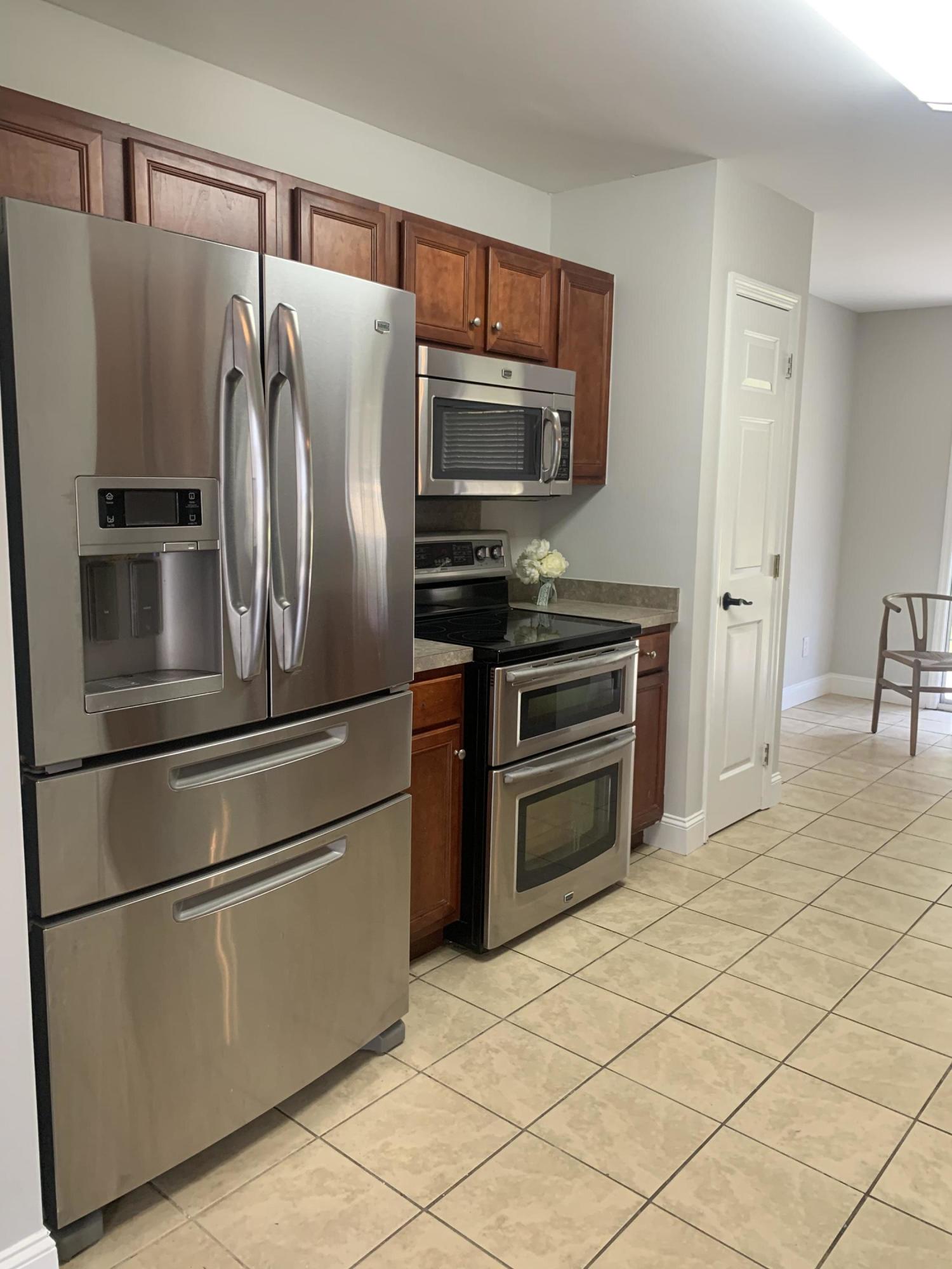 300 Eagle Ridge Road Summerville, SC 29485 - Photo 3 of 16 appliances convey!