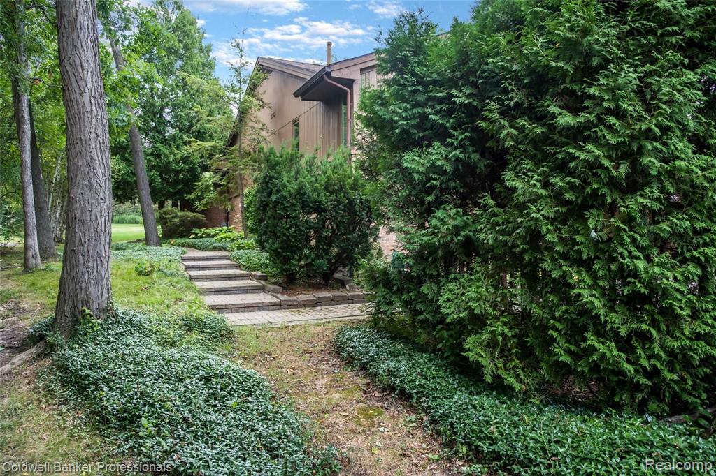 135 West Hickory Grove Road Bloomfield Hills, MI 48304 - Photo 39 of 42