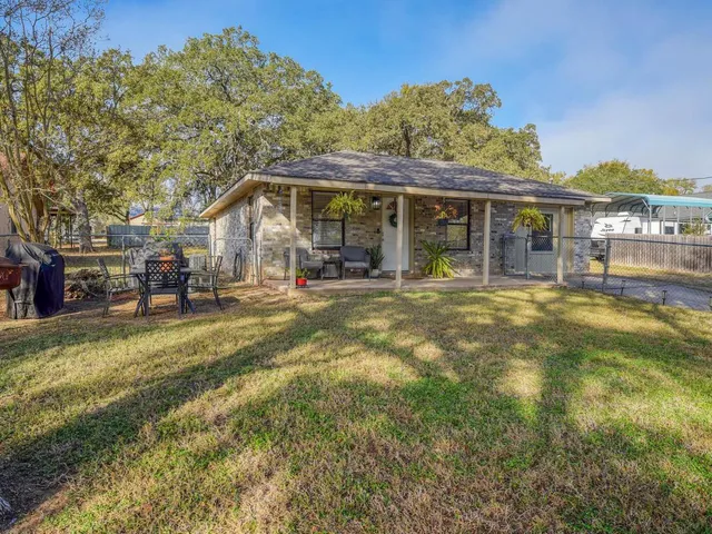 $284,500 | 504 Hickory Street, Smithville, TX 78957