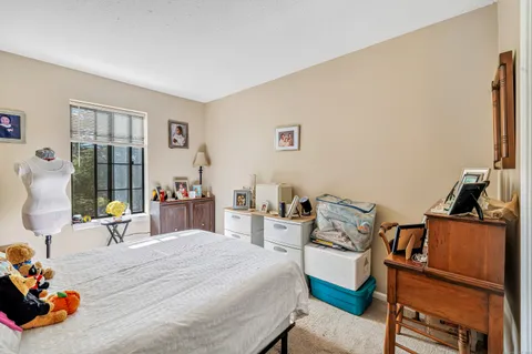 a bed room with a bed and a closet