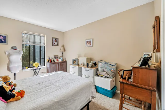 a bed room with a bed and a closet