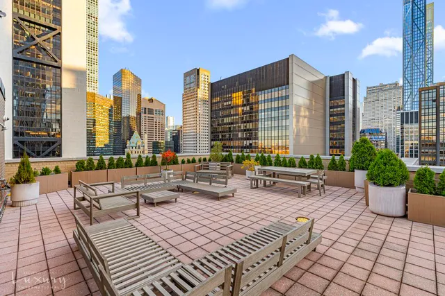$1,750,000 | 58 West 58th Street, Unit 19A | Midtown Central