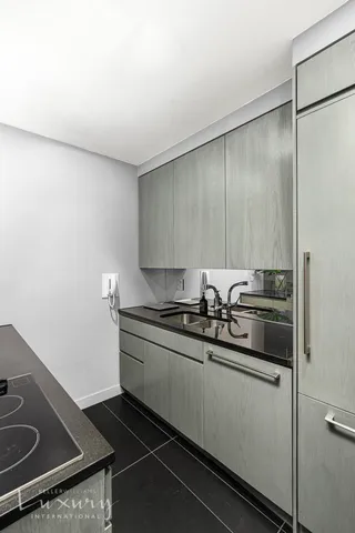 $1,750,000 | 58 West 58th Street, Unit 19A | Midtown Central