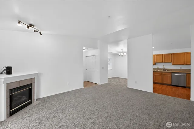 a view of entryway with window