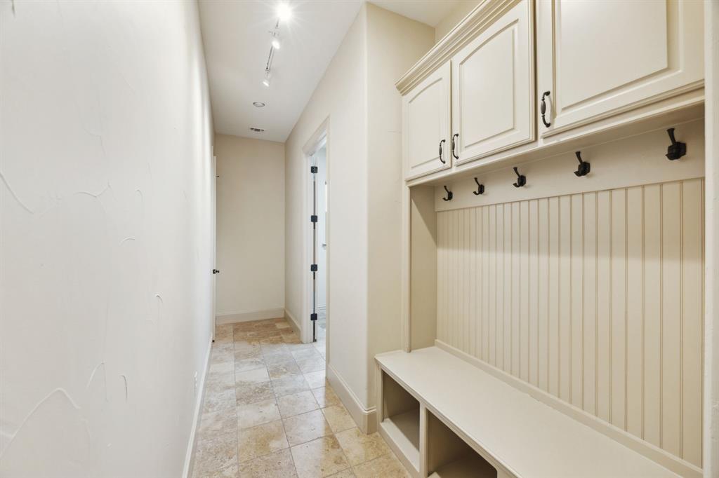301 Harrison Circle Van Alstyne, TX 75495 - Photo 33 of 38 a view of bathroom with bathtub