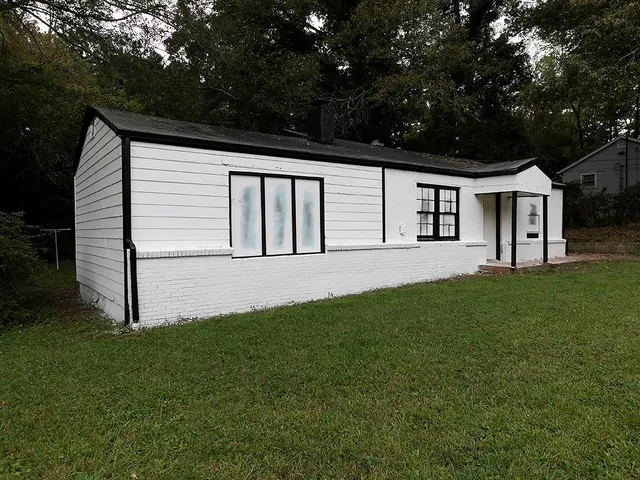 a view of a house with a backyard
