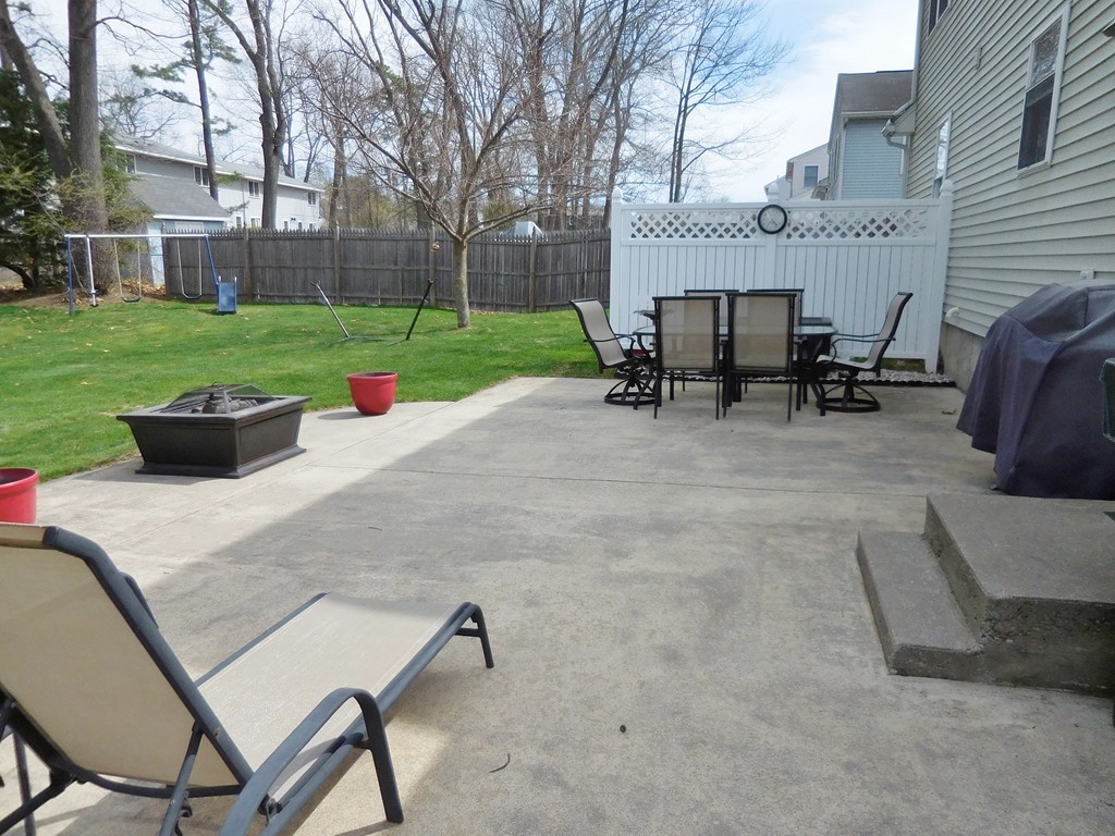 76 Pheasant Drive Springfield, MA 01119 - Photo 2 of 23