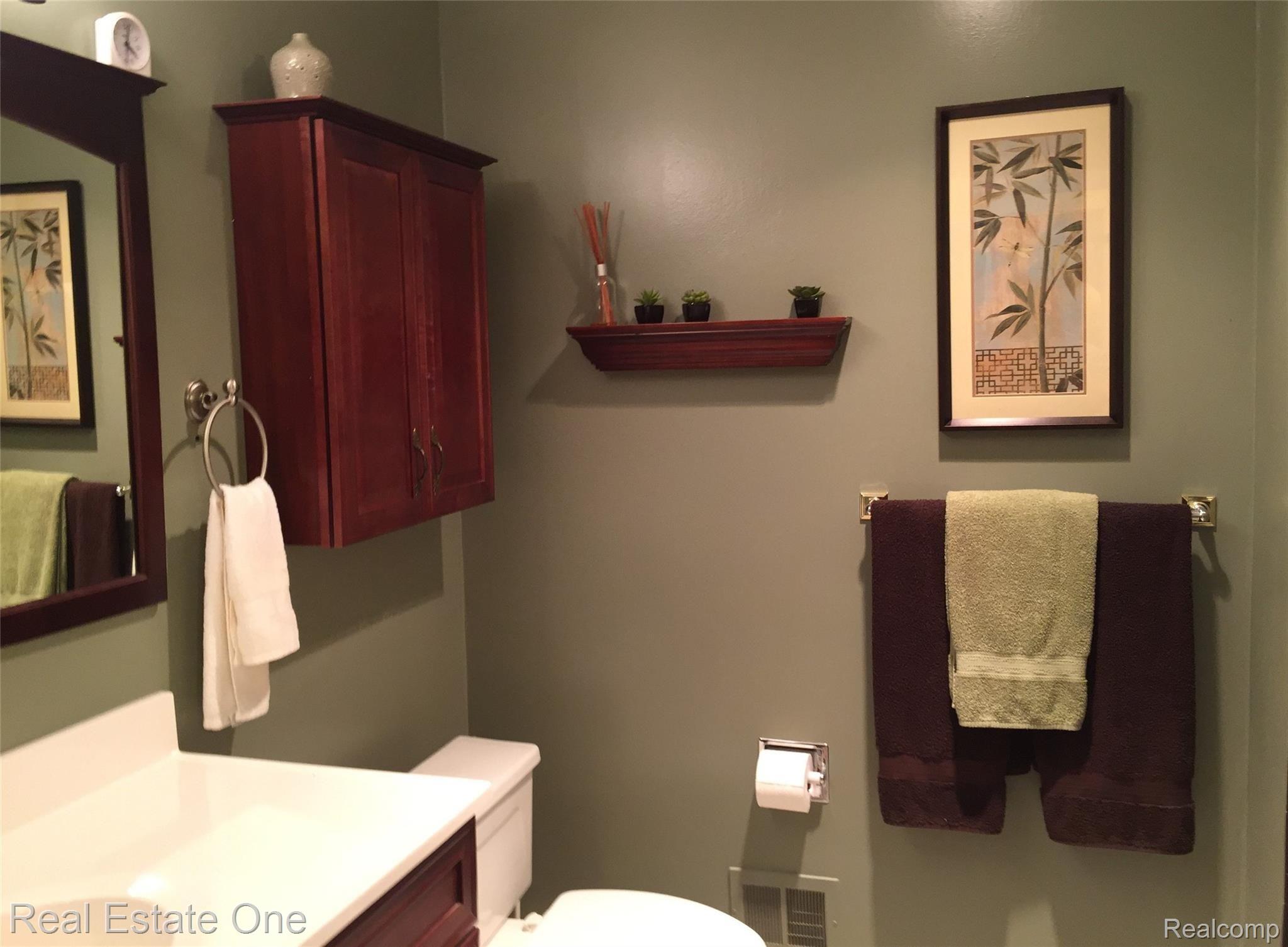 964 Golfview Court, Unit 10 Rochester, MI 48307 - Photo 22 of 41 upper11 (2).JPG