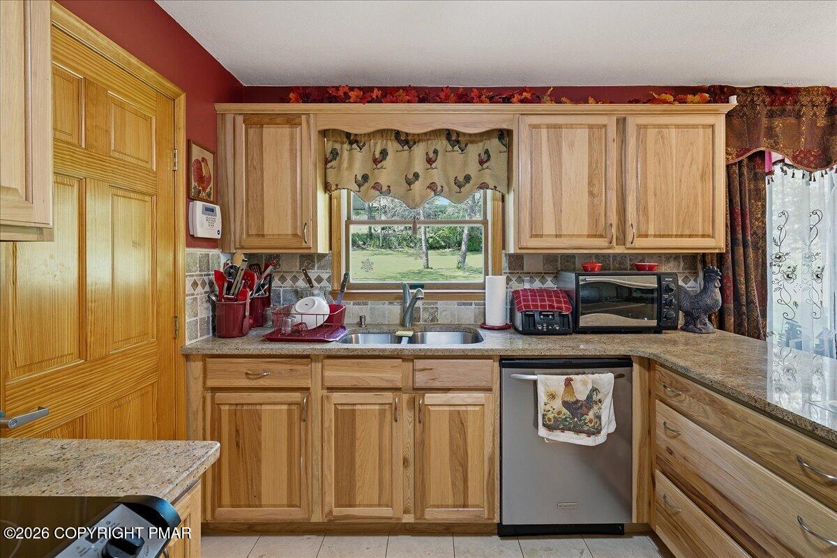 140 Camelback Road Tannersville, PA 18372 - Photo 21 of 44 21-HomeView_Media-140_Camelback_Rd