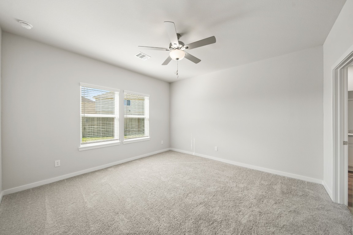314 Amy Street Angleton, TX 77515 - Photo 17 of 31 an empty room with windows and fan