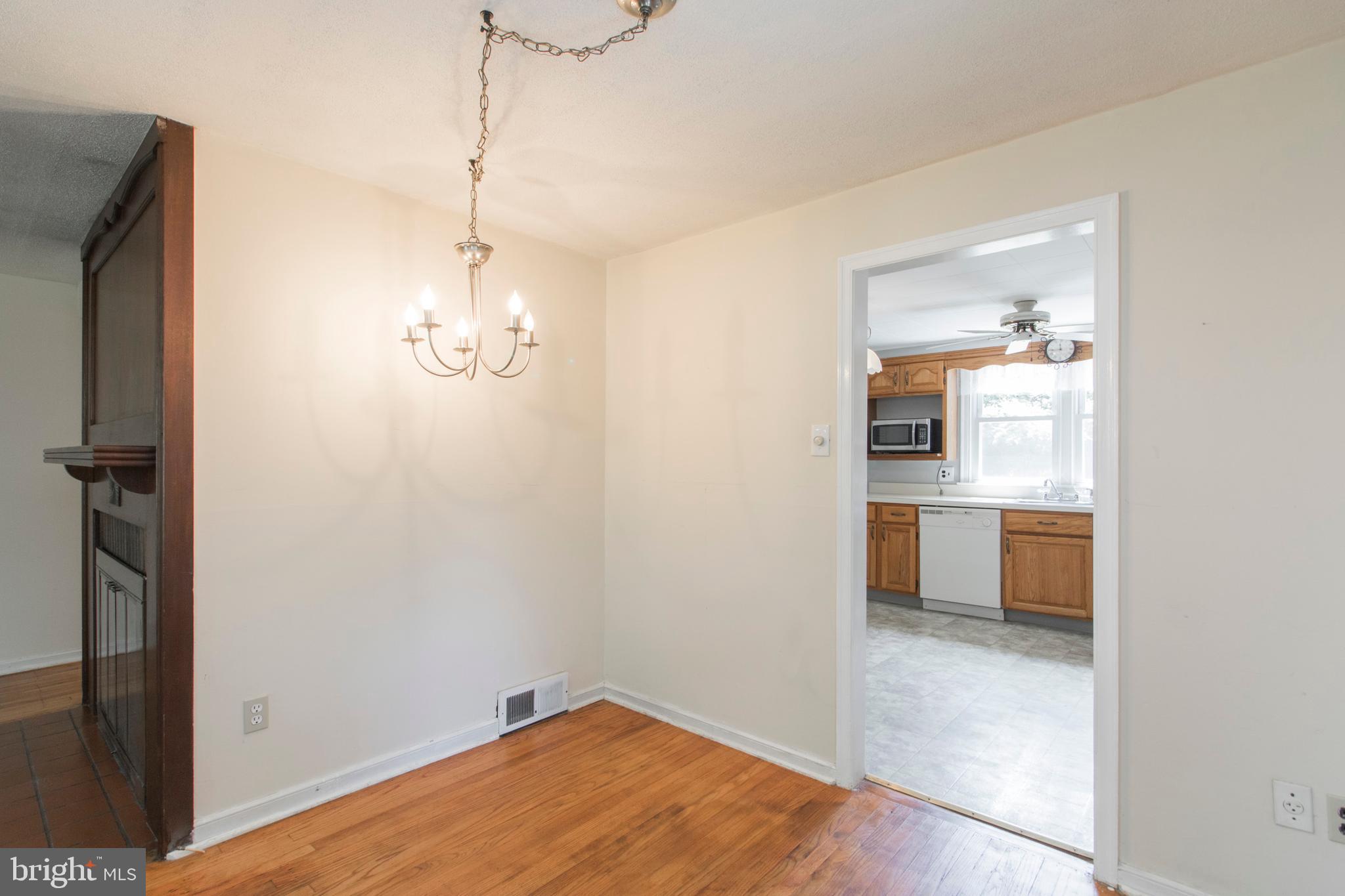406 Burton Road Oreland, PA 19075 - Photo 10 of 44 Dining area