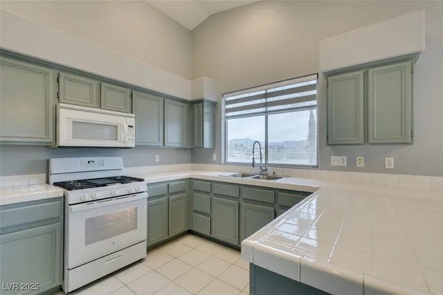 $2,018 | 7782 Top Hat Avenue, Las Vegas, NV 89113