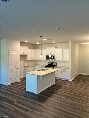 $1,995 | 914 Lampton Court, Jamestown, NC 27282