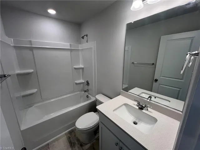 $1,995 | 914 Lampton Court, Jamestown, NC 27282