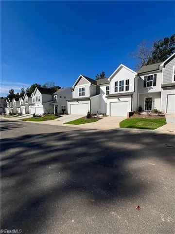 $1,995 | 914 Lampton Court, Jamestown, NC 27282