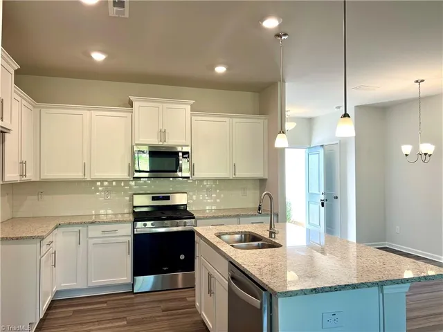 $1,995 | 914 Lampton Court, Jamestown, NC 27282