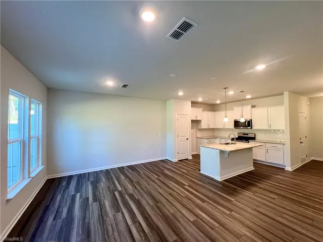 $1,995 | 914 Lampton Court, Jamestown, NC 27282