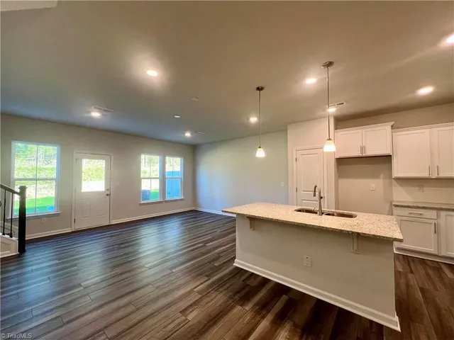 $1,995 | 914 Lampton Court, Jamestown, NC 27282