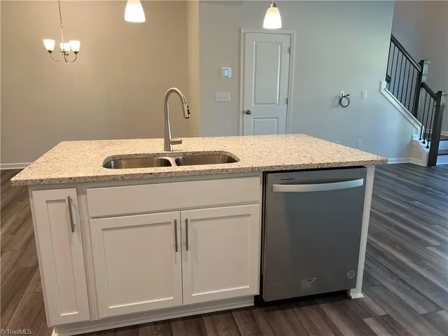 $1,995 | 914 Lampton Court, Jamestown, NC 27282