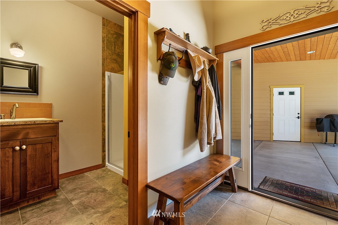 178 Jeffries Road Chehalis, WA 98532 - Photo 11 of 19 a view of a hallway with furniture and entryway