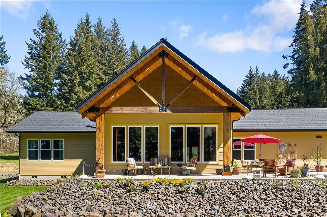 178 Jeffries Road Chehalis, WA 98532 - Photo 14 of 19 a front view of a house with a porch