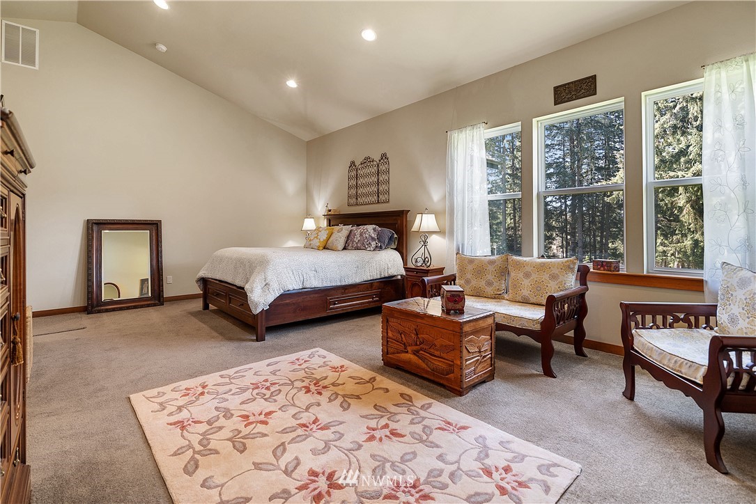 178 Jeffries Road Chehalis, WA 98532 - Photo 4 of 19 a spacious bedroom with a bed and a couch