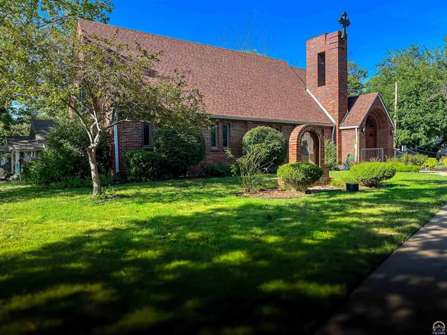 $295,000 | 2516 Southwest Huntoon Street, Topeka, KS 66604