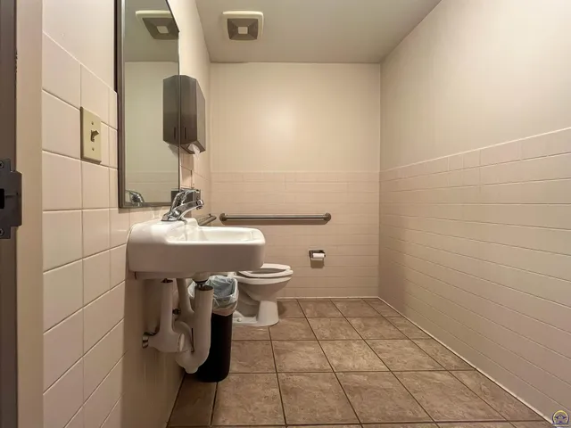 $295,000 | 2516 Southwest Huntoon Street, Topeka, KS 66604