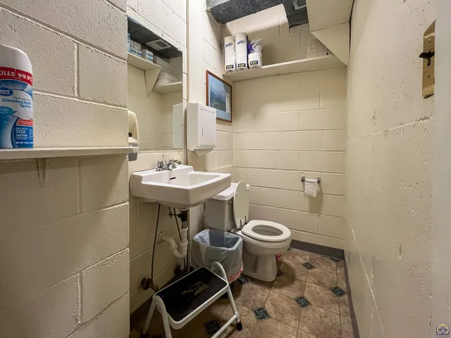 $295,000 | 2516 Southwest Huntoon Street, Topeka, KS 66604