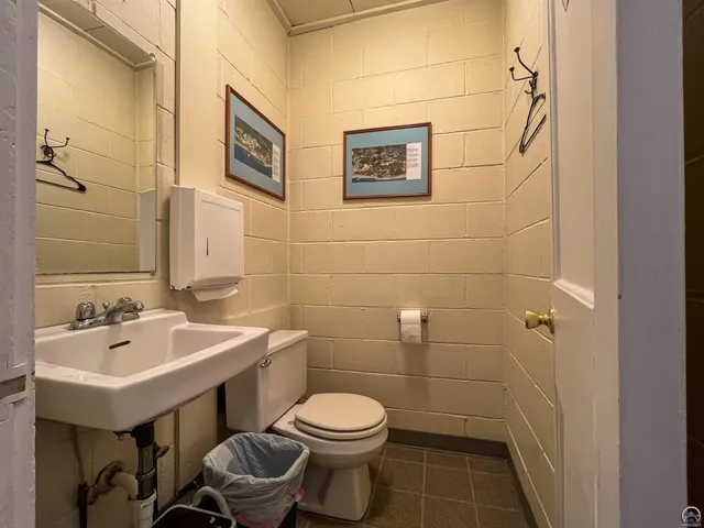 $295,000 | 2516 Southwest Huntoon Street, Topeka, KS 66604